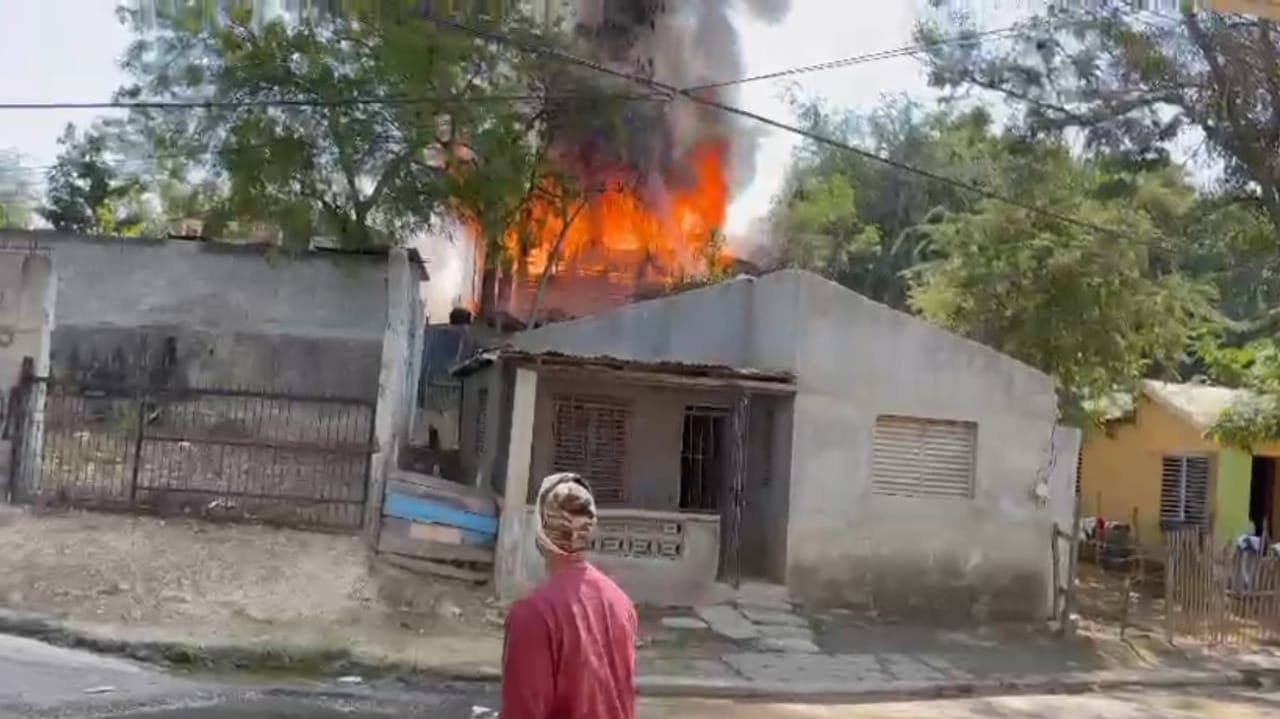 Incendio reduce a cenizas una vivienda en Villa Vásquez