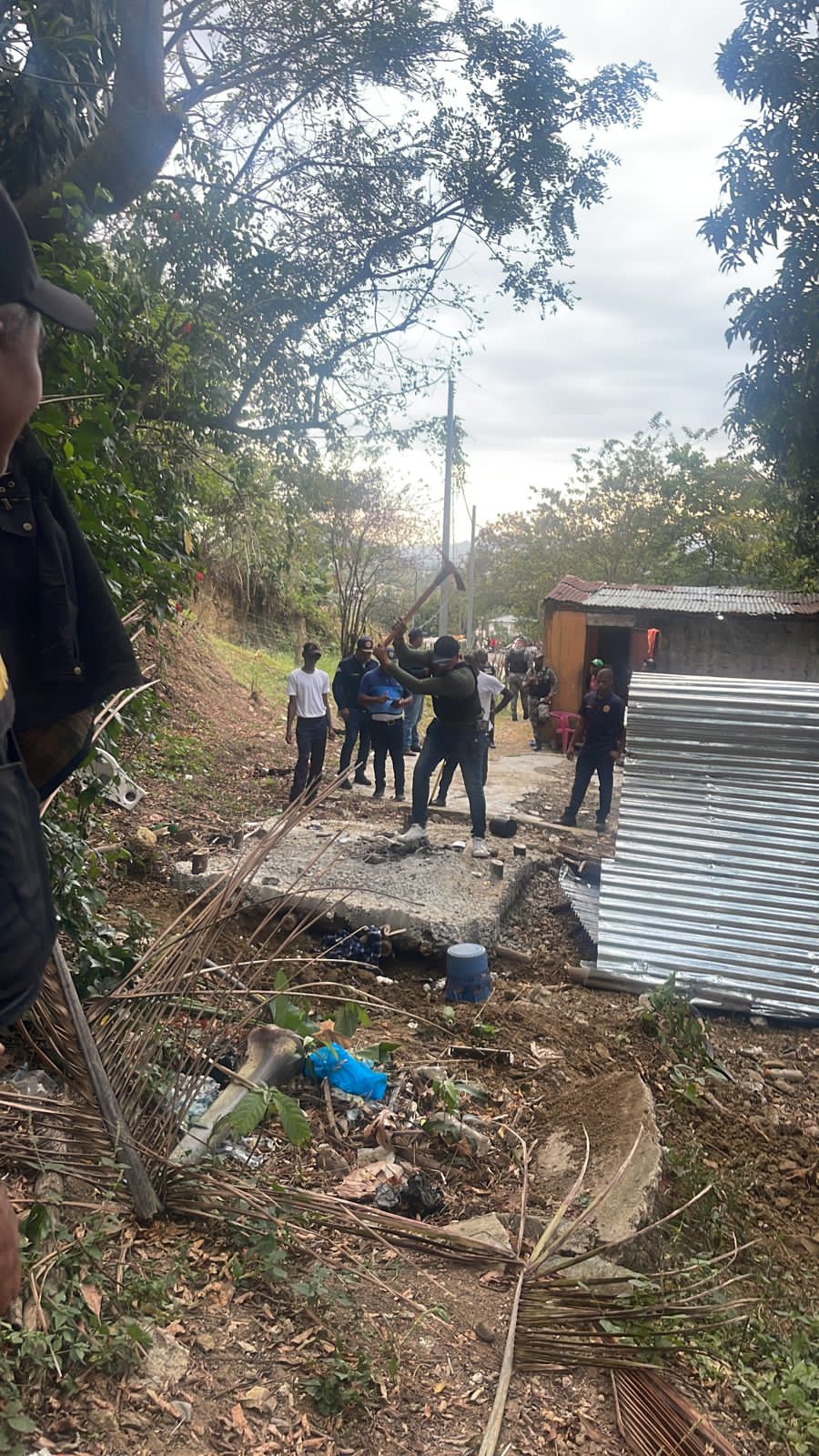 Autoridades buscan en fosa cadáveres de personas en Villa Altagracia