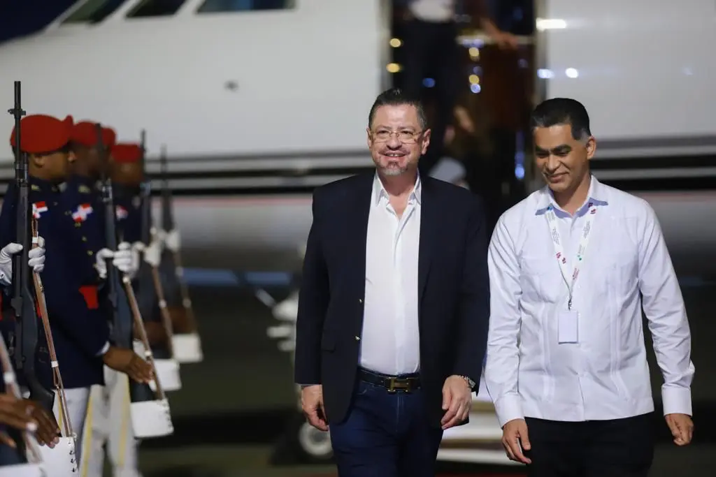 A la izquierda, Rodrigo Chaves, presidente de Costa Rica