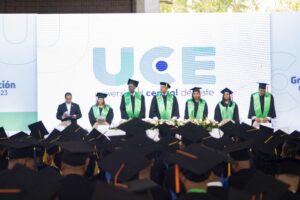 UCE  gradúa a 316 nuevos profesionales de distintas carreras