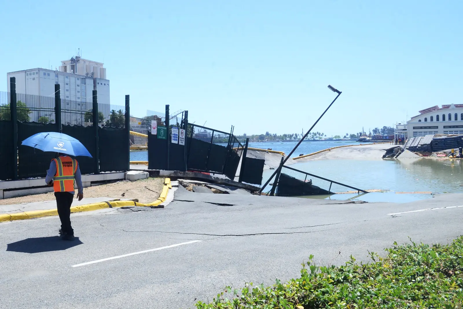 Hundimiento en la marginal de entrada de la terminal Don Diego. Foto: Félix de la Cruz