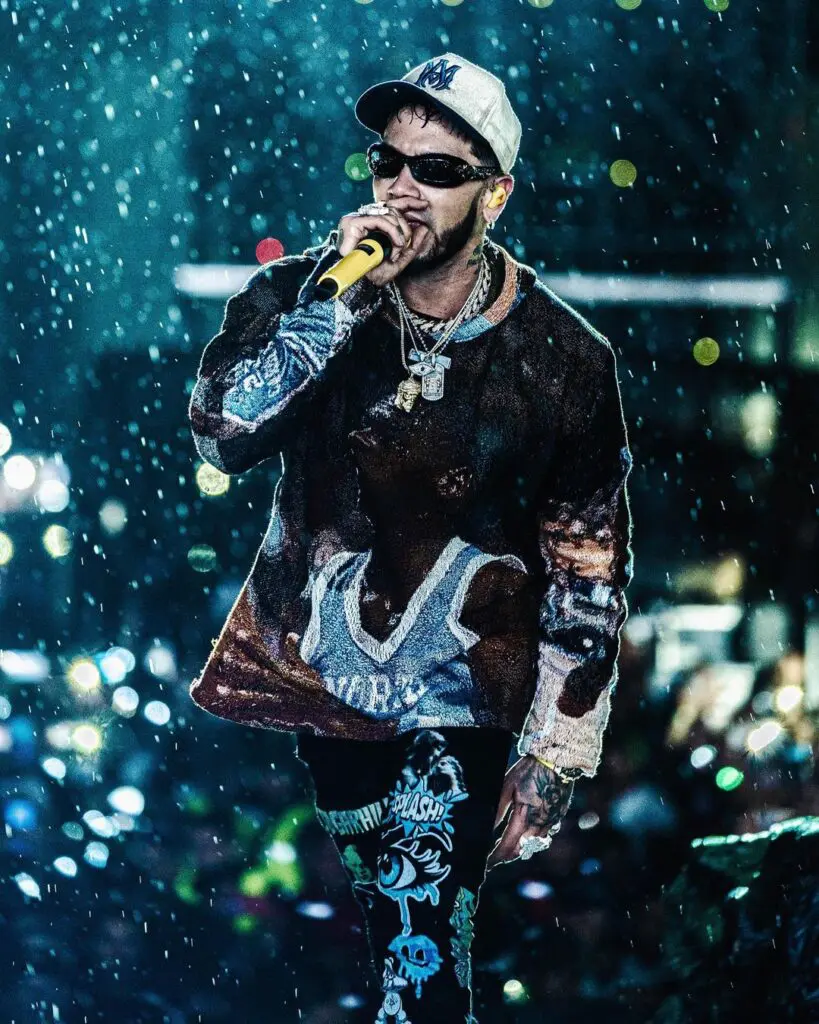 El costo de la cadena que Anuel AA le regaló a una niña en Venezuela