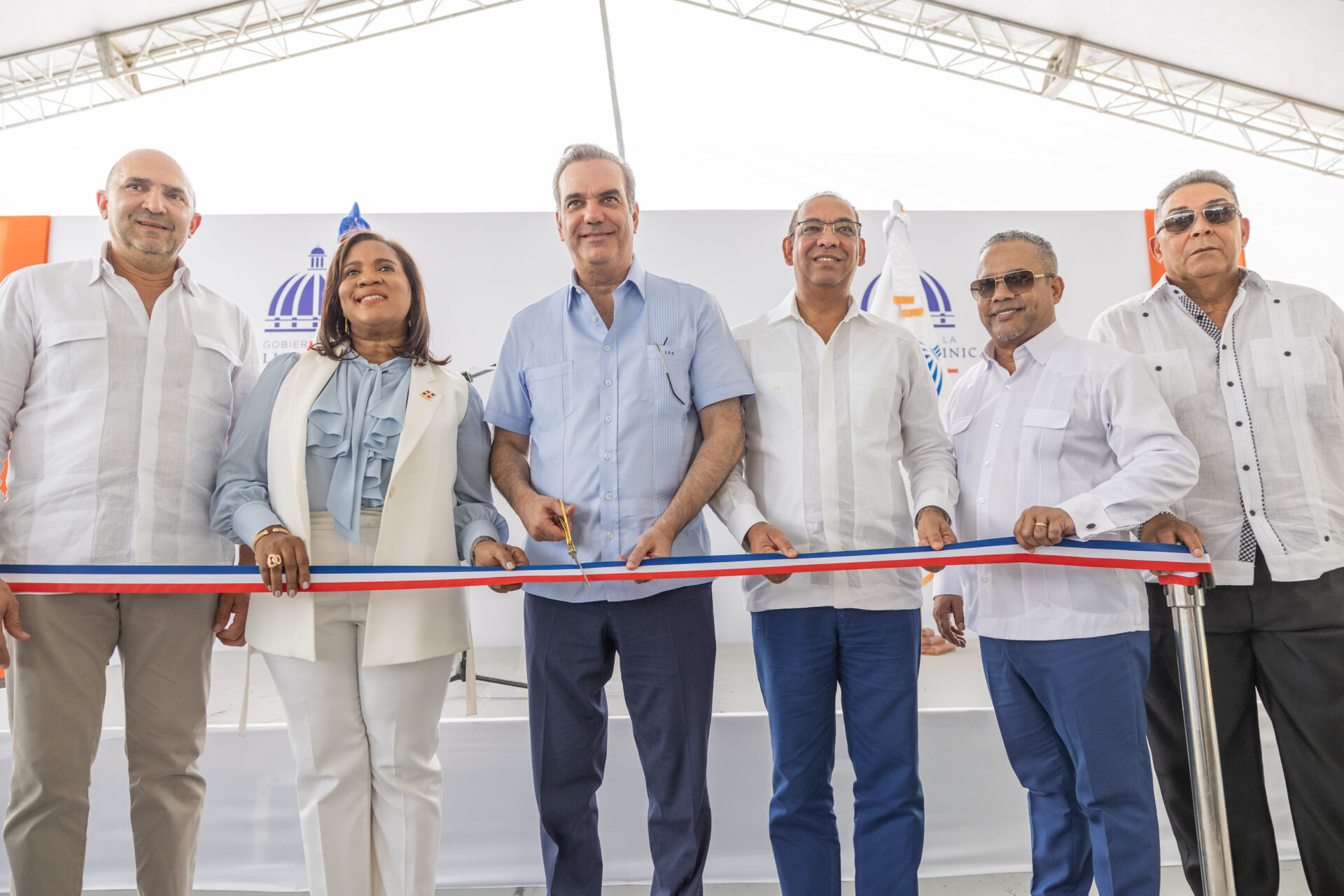Abinader inaugura carretera del distrito municipal Sabana del Puerto