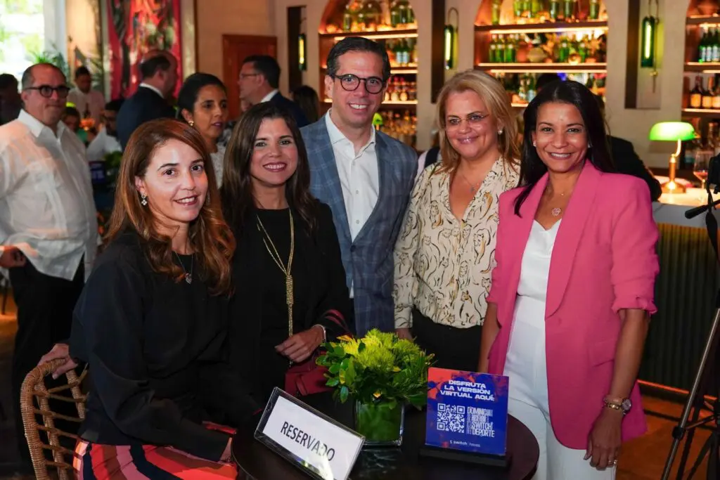Angie Bergés, Paola Mañón, César Dargam, Julissa Rosario y Arlette Palacio.