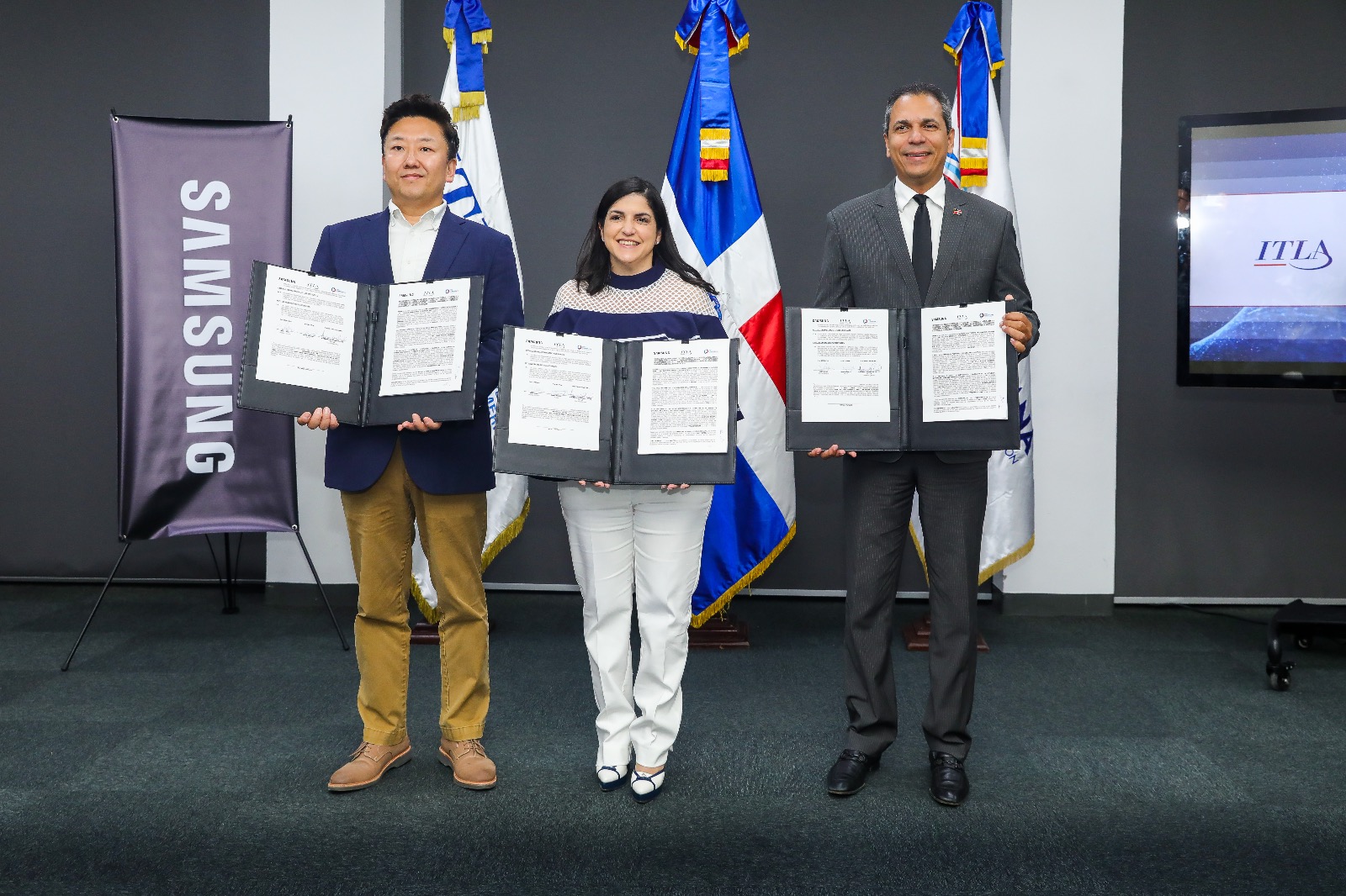 Won Choi de Samsung, Biviana Riveiro de ProDominicana y Omar Méndez del ITLA muestran los acuerdos firmados entre las instituciones. FUENTE EXTERNA
