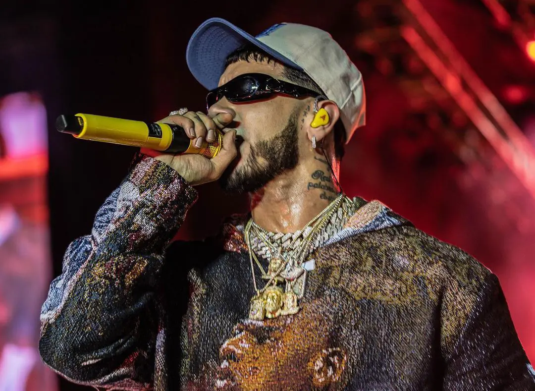 El costo de la cadena que Anuel AA le regaló a una niña en Venezuela