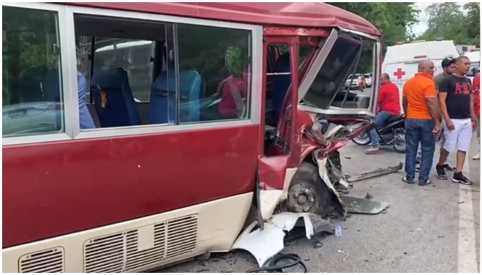 Varios heridos en accidente al chocar autobús con un carro en SFM