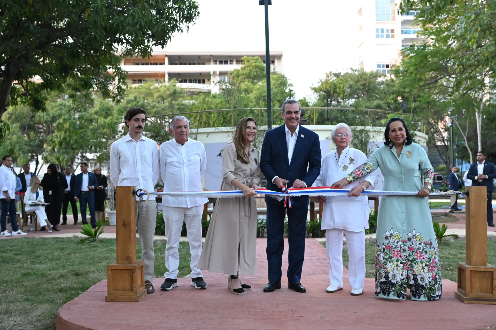 En el corte de la cinta de apertura Jaime Oscar Santana Serulle, Arturo Santana, Carolina Mejía, Luis Abinader, Rosa Margarita Bonetti de Santana y María Teresa de Catrain. FUENTE EXTERNA