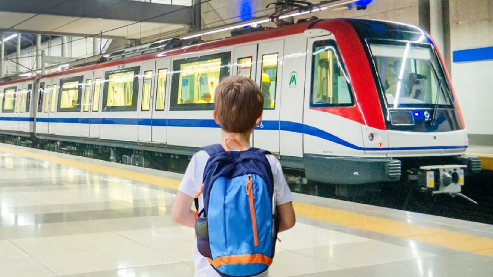 El viaje en metro de un pequeño azul