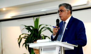 El doctor Tamy Santana, del Programa Materno Infantil de Salud Pública. Félix de la Cruz