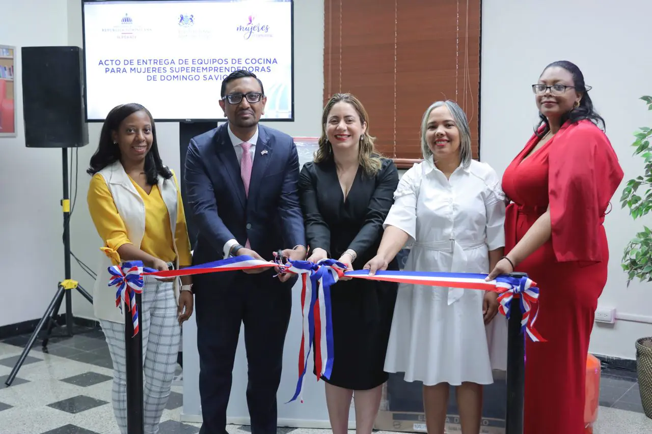 Erines Pie Castillo, embajador Mockbul Ali Obe, Gloria Reyes, Doris Javier Saint Hilaire y Dinanyeli de los Santos. FUENTE EXTERNA