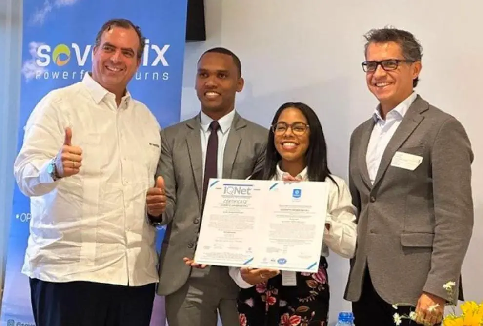 Álvaro Vergara, country Manager y CFO de Soventix Caribbean; José Germán, coordinador de Procesos, Calidad y Sistemas de Gestión y Leonardo Fuquen, director comercial de Colombia e Internacional, quien hizo entrega del certificado por parte de ICONTEC. FUENTE EXTERNA