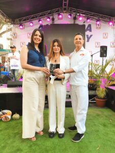 María Elena Aybar y Félix Pión entregan el reconocimiento a Luisa Feliz. FUENTE EXTERNA