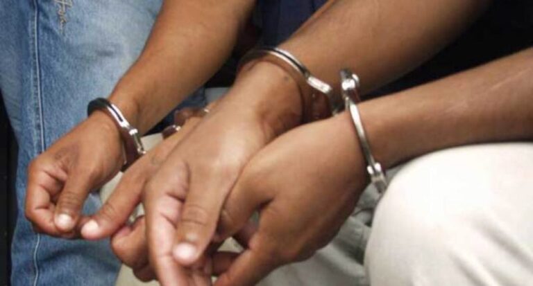 Arrestan dos acusados de extorsionar mujer a través de redes sociales. Foto de archivo