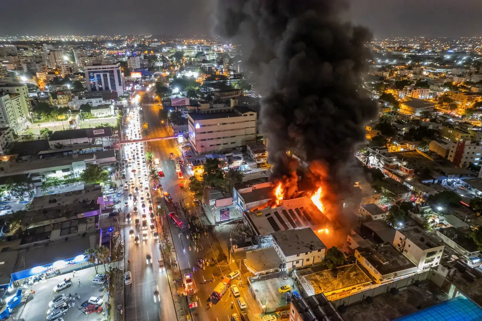 Investigan causas del incendio en local ubicado en la Av. 27 de Febrero. Foto: Fuente externa