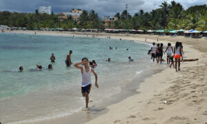 Cientos de vacacionistas disfrutan de las playas del país en el feriado, en especial de las ubicadas en la parte este. Kelvin Mota