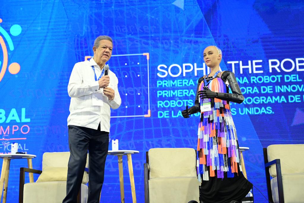 Esto le dijo la robot Sophia a Leonel sobre el desarrollo en RD