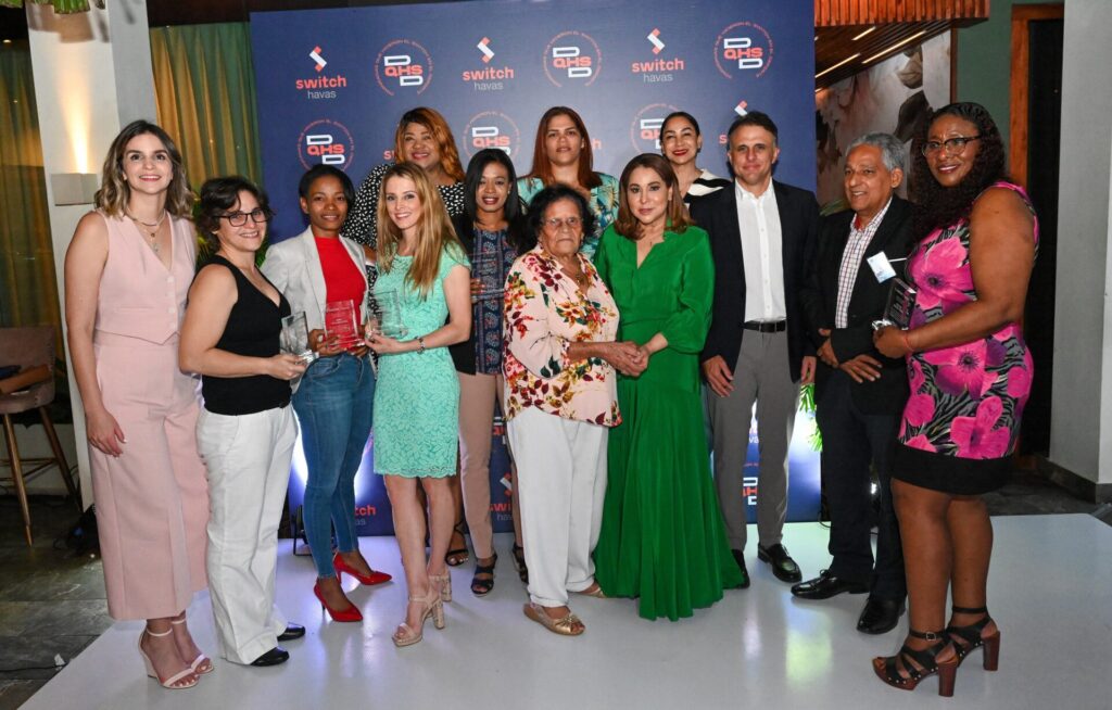 Los ejecutivos de Switch Havas, Pamela Pitizia y José Grateraux, la ministra de la Mujer, Mayra Jiménez, y Neftalí Ventura, junto a parte de las deportistas reconocidas.