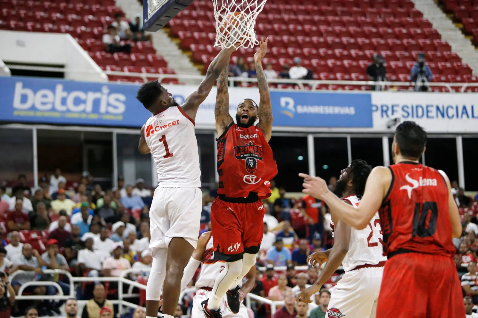 Marquis Wright realiza un donqueo durante la foinal de la temporada 2022 frente a los Indios de San Francisco de Macoris