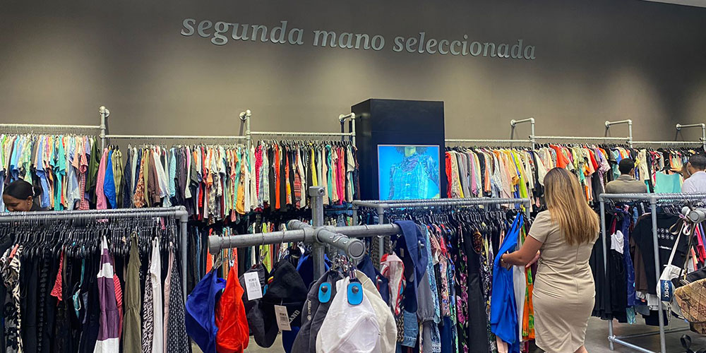Comprar ropa usada puede reducir impacto de contaminación