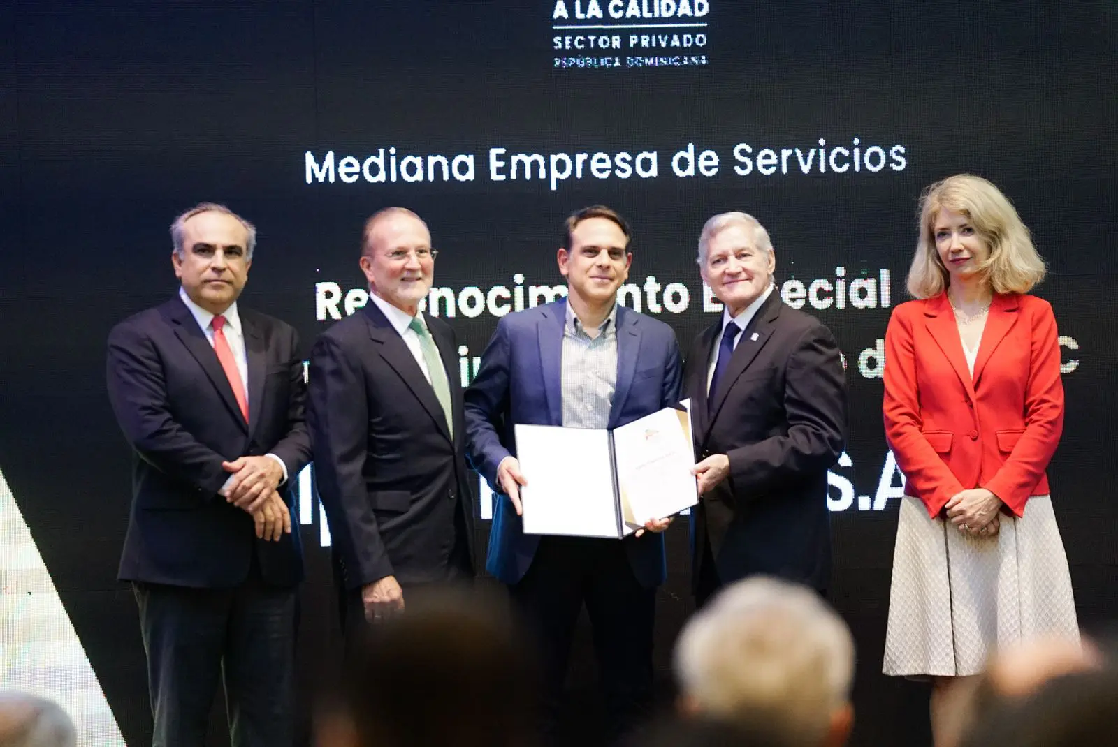 Ejecutivos de Alpha Finanzas mientras reciben el premio. FUENTE EXTERNA