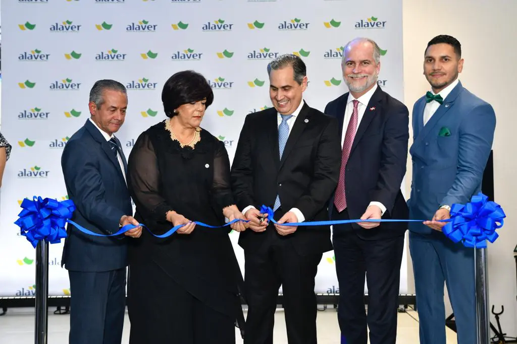 José Francisco Deschamps, Milagros de Jesús Feliz, Rubén Álvarez, Alejandro Fernández W. y Freybert Rosado durante el corte de la cinta de apertura de la sucursal. FUENTE EXTERNA