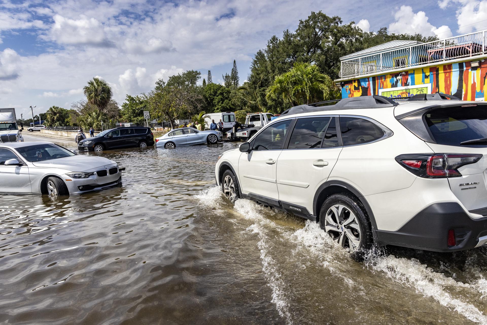 Sur de Florida sufre escasez de gasolina por recientes inundaciones