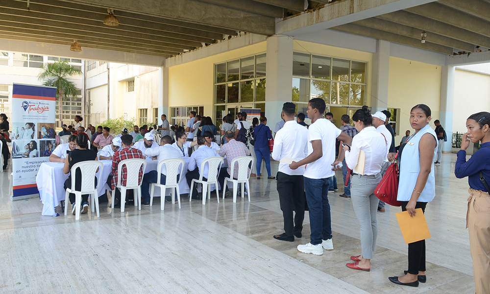 El Ministerio de Trabajo realizó ayer una feria de empleo, a la cual acudieron cientos de personas, principalmente jóvenes con experiencia en varias ramas laborales. Félix de la Cruz