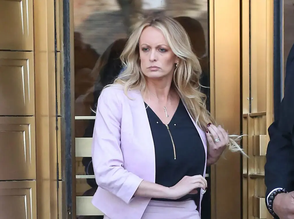 Stormy Daniels debe pagar gastos legales de Trump