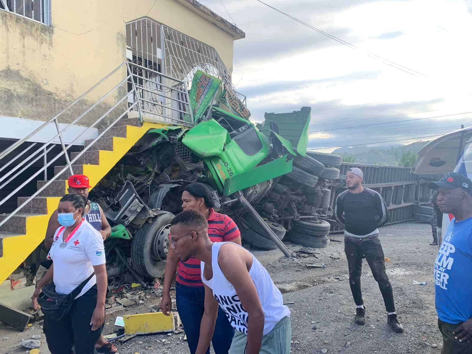 Una patana se estrella contra un colmado y deja varios heridos en Villa Altagracia. Foto: Fuente externa