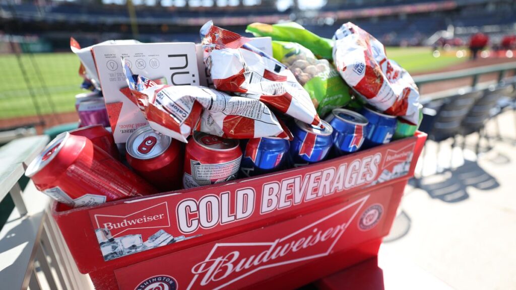 Equipos de MLB extienden la venta de cerveza gracias al nuevo reloj 