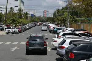 Demanda de parqueos en la capital sigue sobrepasando disponibilidad en lugares públicos y privados. Foto: Danny Polanco