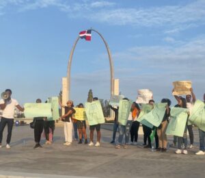 Protestan en Plaza de la Bandera por discriminación en restaurantes