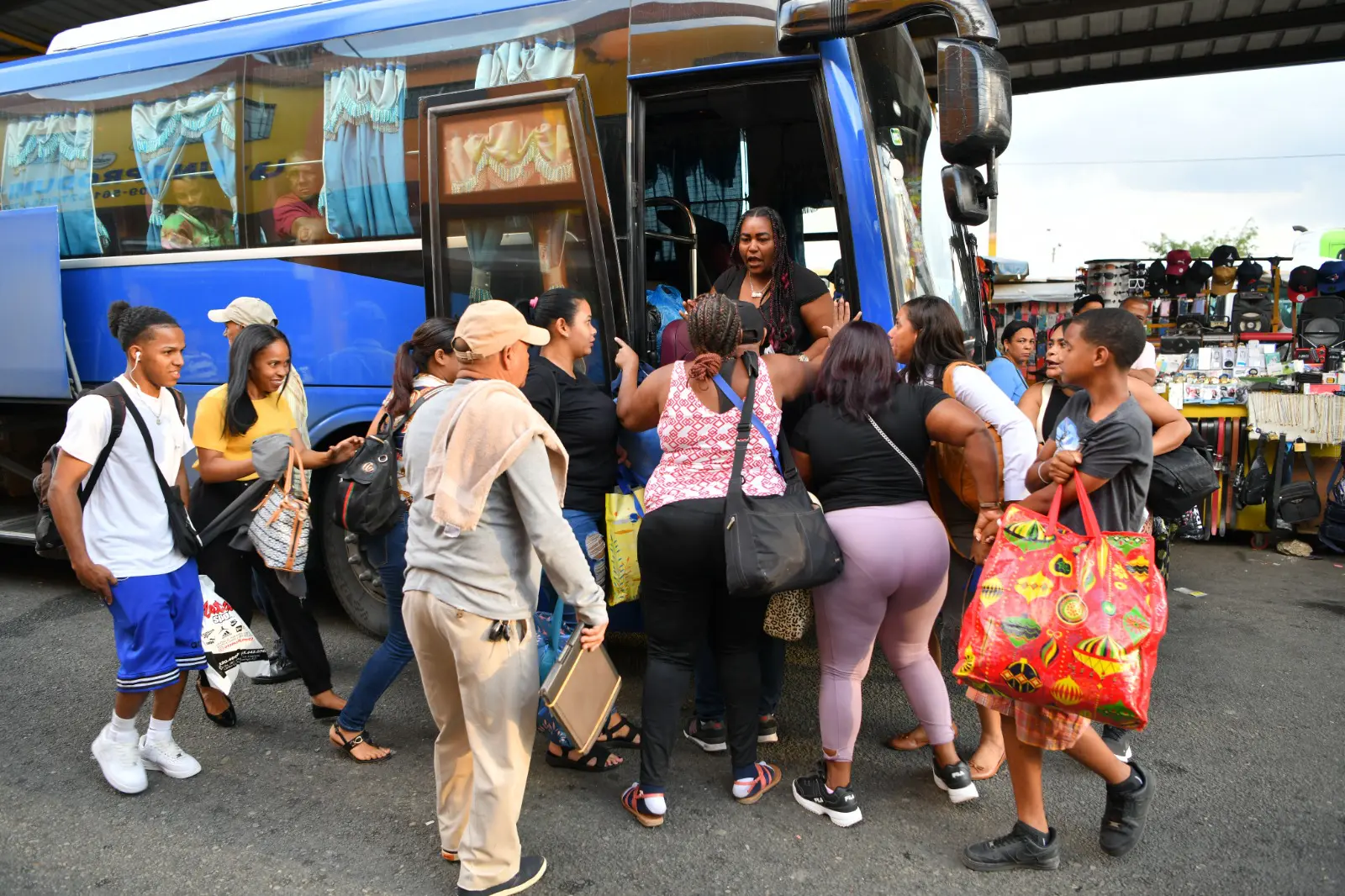 Comienza el éxodo de dominicanos hacia distintos puntos del país. Foto: Kelvin Mota