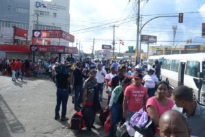 Muchas personas están saliendo hacia las provincias del sur. Félix de la Cruz
