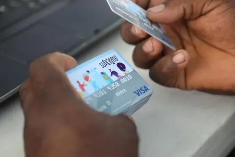 Apresan dos con 503 tarjetas de los programas sociales del Gobierno