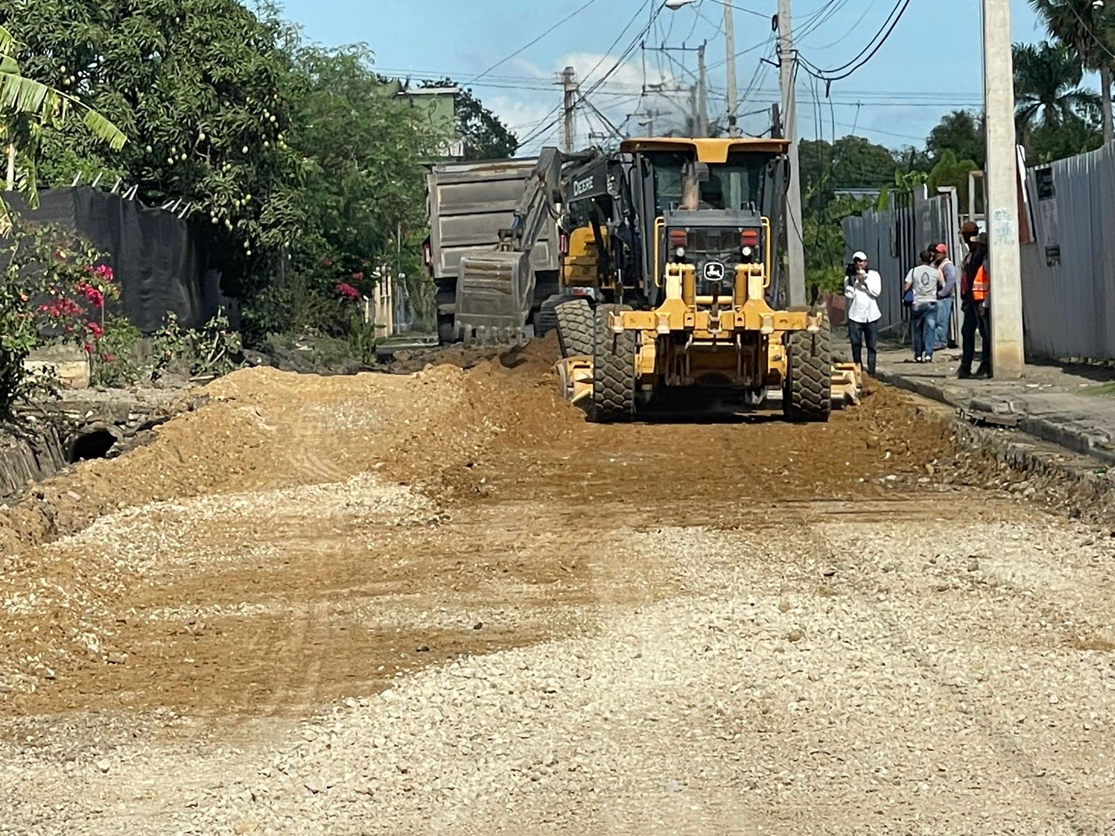 MOPC inicia trabajos de reparación de la carretera Limonal arriba