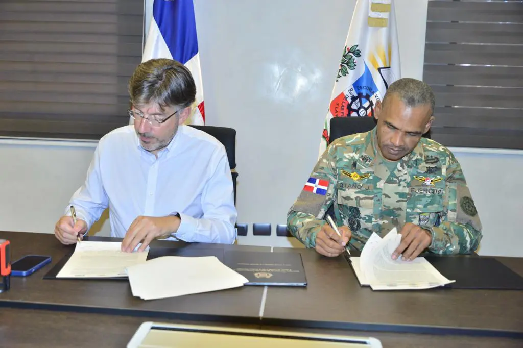 Director general de las Escuelas Vocacionales de las Fuerzas Armadas y de la Policía Nacional, Mayor General Juan José Otaño JimènezERD., y el gerente general de la empresa Samcic Handlig Dominicana, Christophe Diblan,