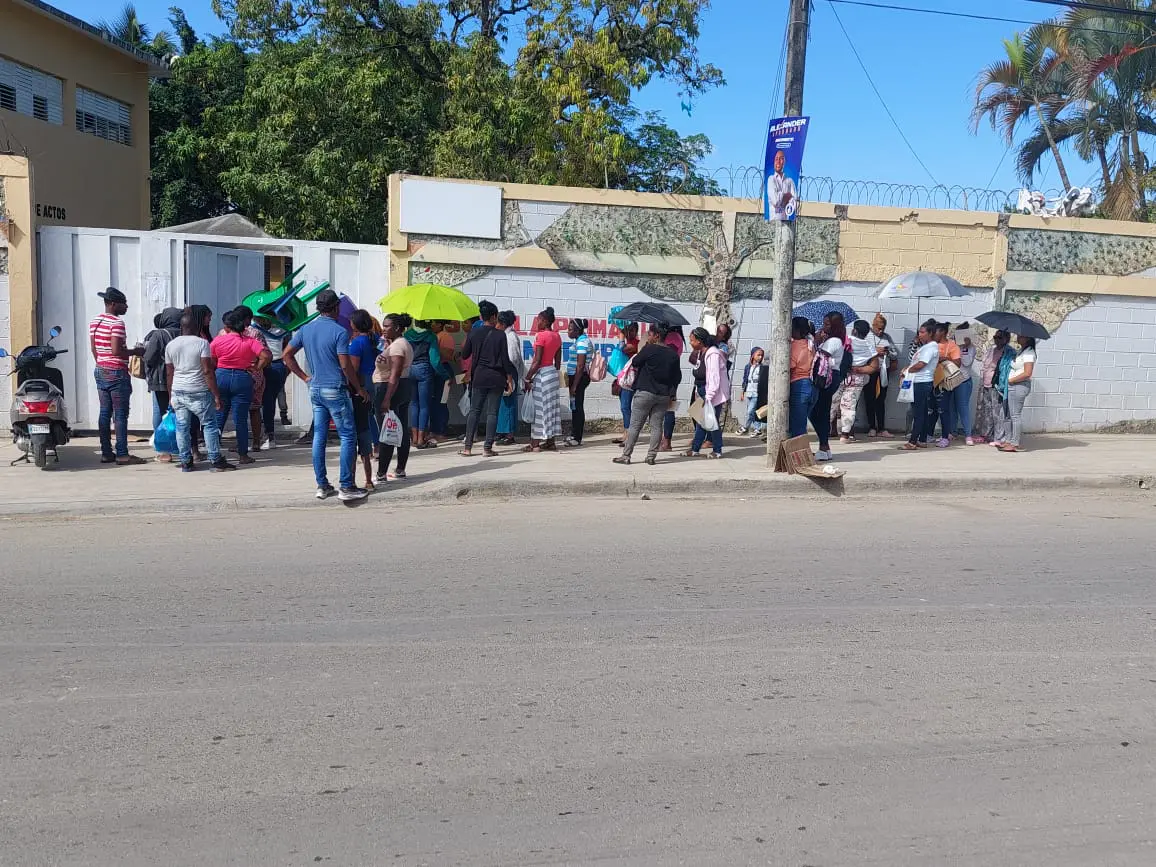 Por más de 30 horas se plantan frente a escuela para inscribir hijos
