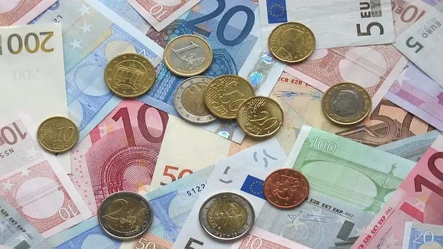 El euro roza los 1,10 dólares pero cae tras cifras de la economía de EEUU