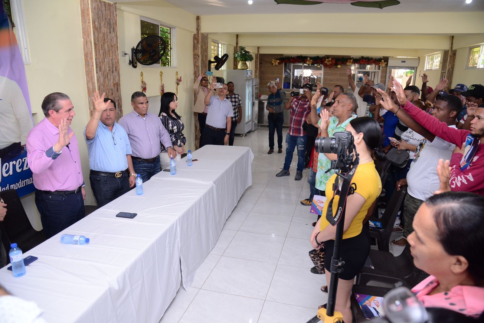 Más de un centenar de exmiembros del PRM en Nagua se juramentan con Abel Martínez