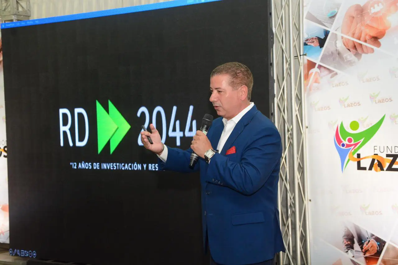 César Fernández dicta conferencia en relanzamiento de Fundación Lazos