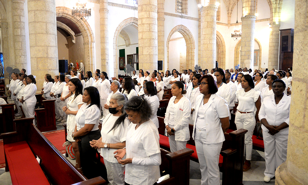 Misa ofrecida en la Catedral Primada de América por el Día de la Enfermería. Félix de la Cruz