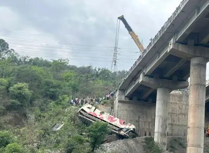 Accidente en autobús deja 10 muertos y 55 heridos