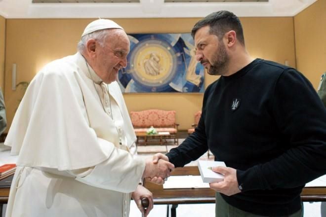 Zelenski al papa: "no puede haber igualdad entre víctima y agresor"
