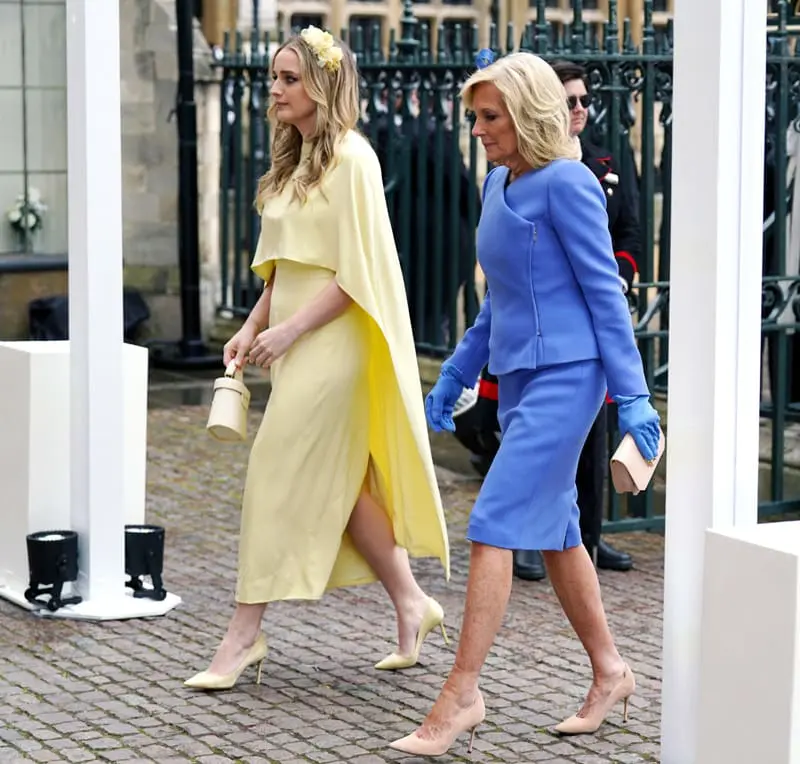 La primera dama de Estados Unidos, Jill Biden, y su nieta apostaron a un total look en amarillo y azul, respectivamente.