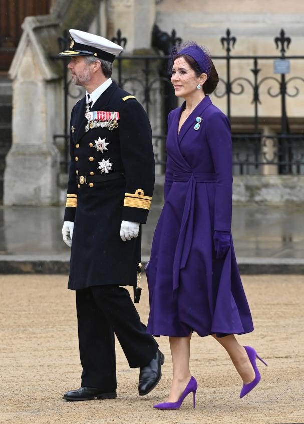 La princesa Mary de Dinamarca, quien llegó junto al príncipe Federico, eligió un abrigo-vestido en color púrpura que ha sido muy aplaudido.