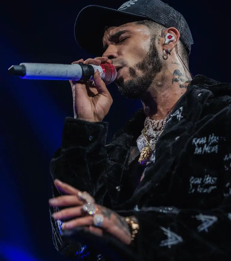 El blooper viral que protagonizó Anuel AA en pleno concierto