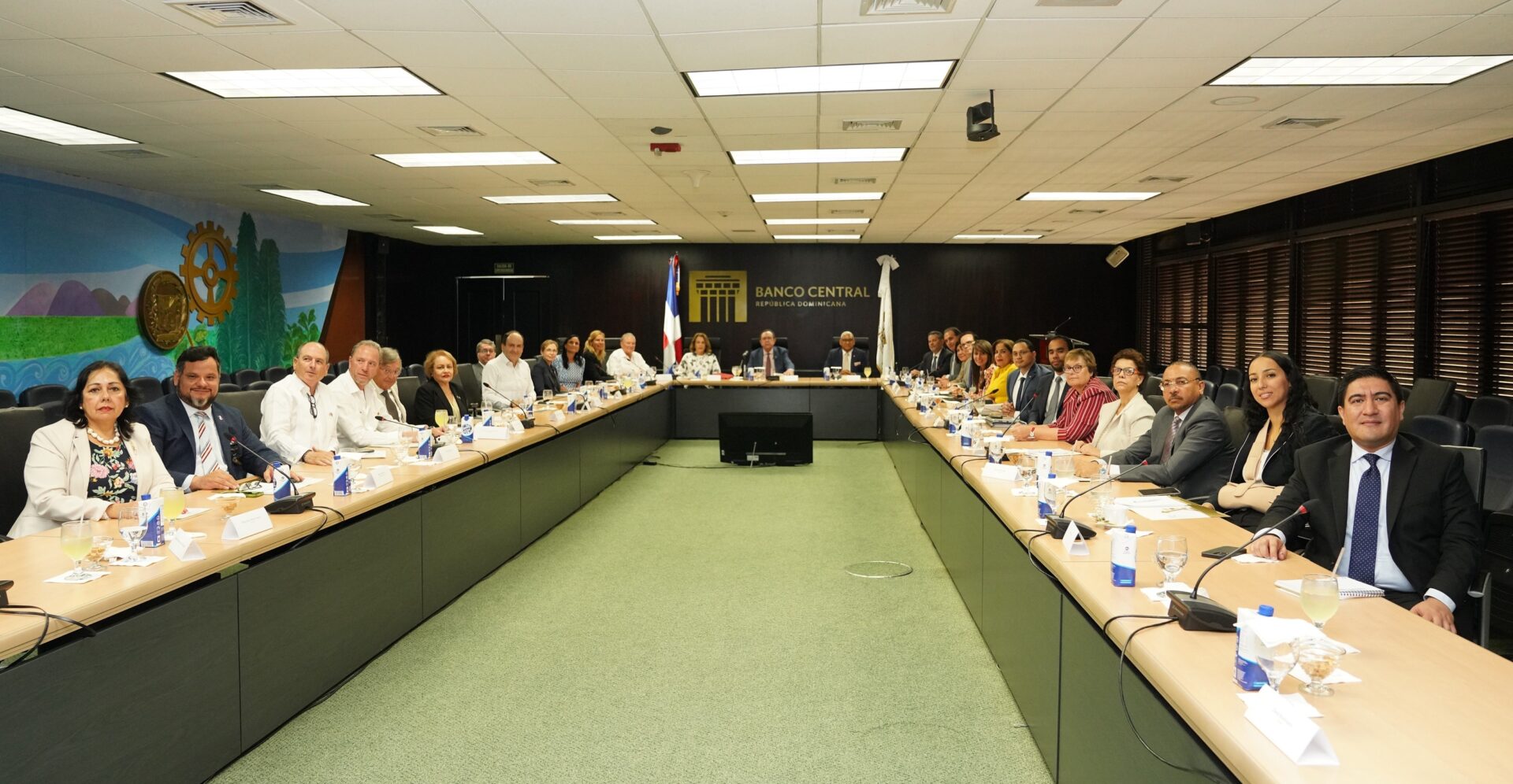 Miembros del cuerpo diplomático visitan al gobernador del BCRD