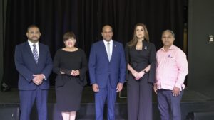 De izquierda a derecha, Héctor Marte, jefe de redacción del periódico El Caribe; Ana Mercy Otáñez; Miguel Otáñez, presidente de CAESCO; Lenis García, comunicadora y Aurelio Henriquez, presidente del CDP